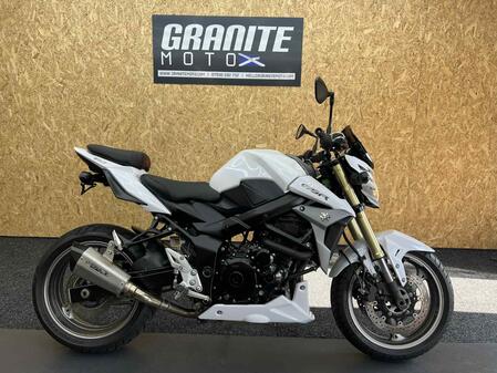 SUZUKI GSR750 