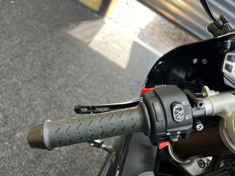 TRIUMPH DAYTONA 675
