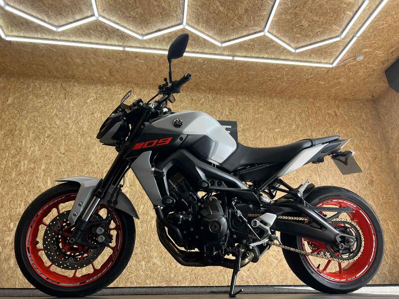 YAMAHA MT-09