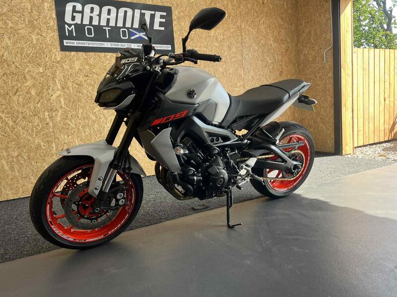 YAMAHA MT-09