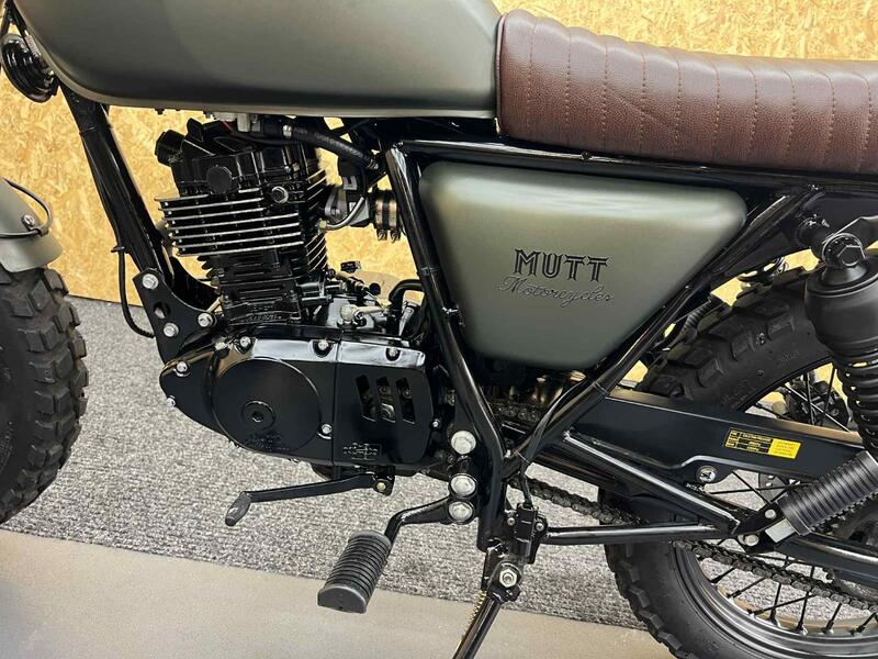 MUTT HILTS