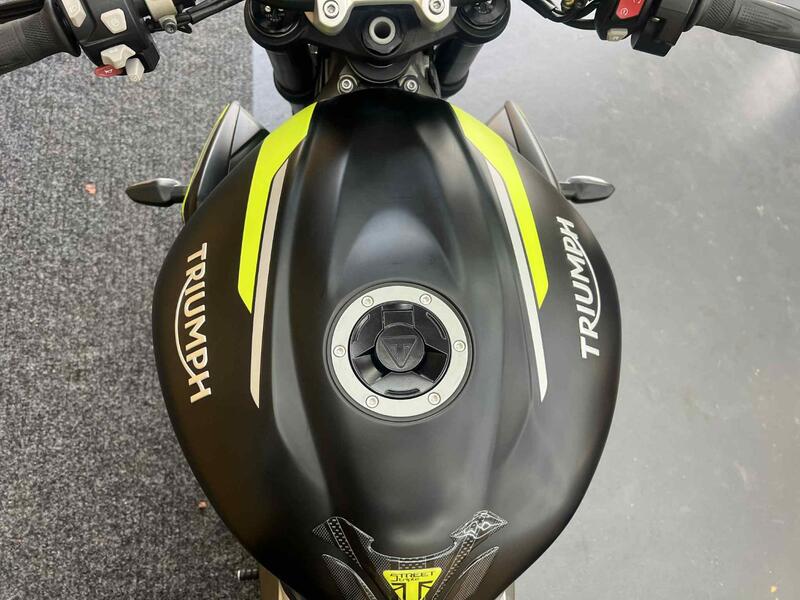 TRIUMPH STREET TRIPLE 765